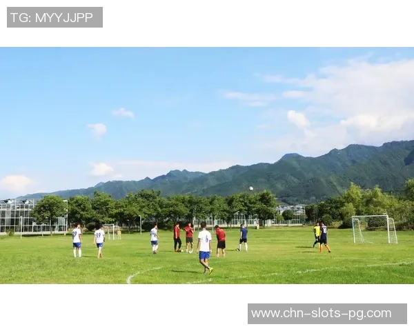 大连校园足球热潮兴起学生们在绿茵场上挥洒青春与梦想 大连校园足球热潮兴起学生们在绿茵场上挥洒青春与梦想